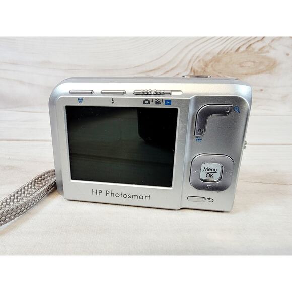 HP PhotoSmart M547 Point & Shoot Pocket Digital Camera DIGICAM W/ Card & Case - Picture 8 of 16